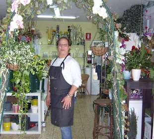 Der stolze "Chef" in seinem neuen Laden !