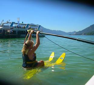 Wasserski in glasklarem Wasser