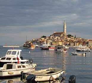 Blick auf Rovinji vom Festland (Bootsanleger)