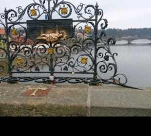 Gedenksteine mit Blick auf die andere Brücke. 