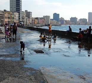 Kinder rutschen am Malecon