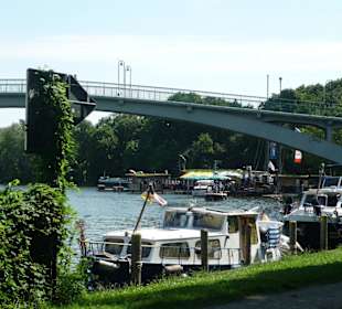 Viele Boote und kleine Lokale