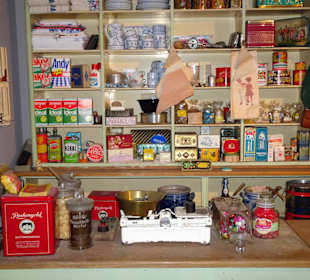 Blick in einen historischen Dorfbäckerladen