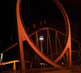 Achterbahn bei Nacht