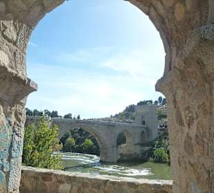 Вид на Мост Святого Мартна из Купальни наложницы