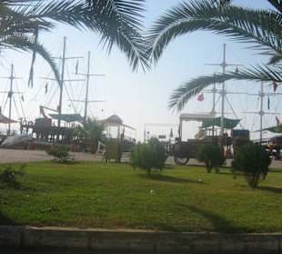 Schiffe am Hafen von Alanya