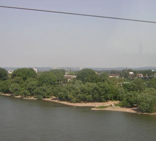 Blick aus der Seilbahn durch die Scheibe