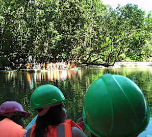 Schutzhelme sind Vorschrift bei der Höhlen Fahrt 