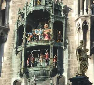 Neues Rathaus Glockenspiel und Tanz am Rathausturm