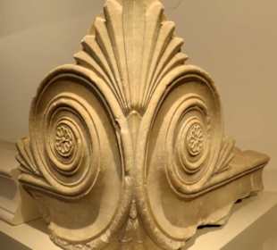 Fragment eines Brandopferaltars; Marmor, 5.Jhd. v.