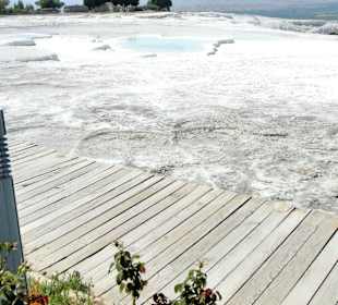 Im Vordergrund die begehbaren Holzbohlen
