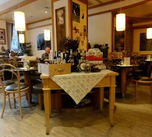 Blick auf die Plätze des Cafés