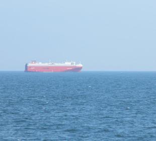 Autotransportschiff vor Anker