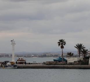 Blick auf den bootsleeren Hafen