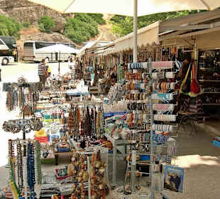 Souvenirstände am Kloster Varlaam