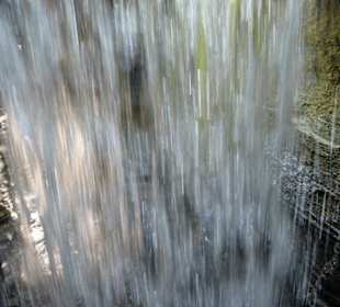 Bild hinter den Wasserfall