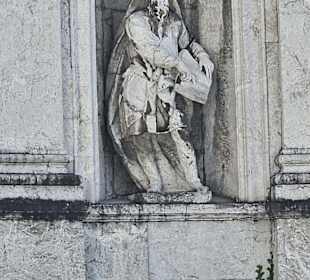 Statuen an der Basilika