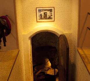 Hier gehts runter in die kühle Grotte