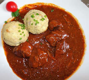 Gulasch mit Knödeln im Gasthaus Fink