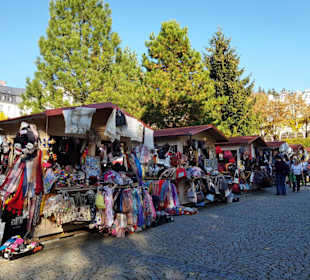 Ein paar Verkaufsbuden im Park