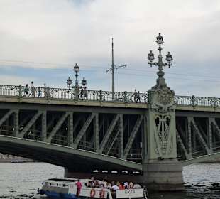 Bootsfahrt auf der Newa