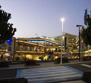 Biosfera Plaza in der Abenddämmerung