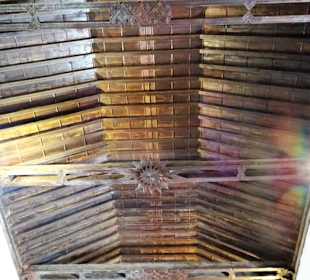 Blick zur Holzdecke in der Kirche Santa Maria