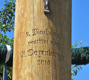 Inschrift am Fuße des Maibaums