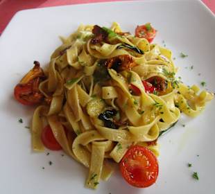Tagliatelle m. Pfifferlingen u. Zuccini