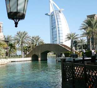 Blick auf das Burj al Arab vom Souk Madinat aus