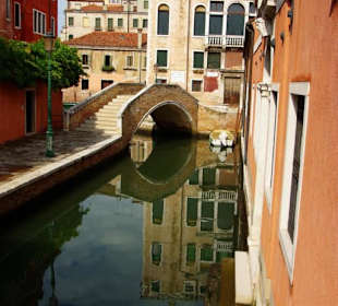 Kanal mit Brücke tolles Bild