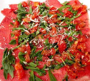 Carpaccio mit Rucola und Parmesan