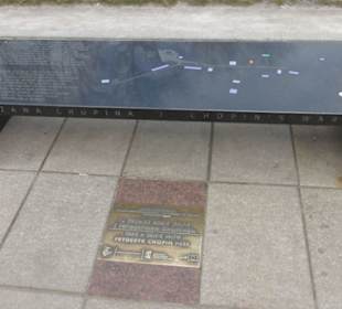 Eine der multimedialen Bänke mit Chopin-Musik