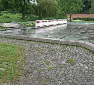 Wasserbecken mit Spritzkanonen Glacis Park