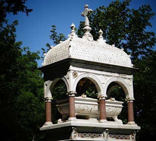 Imposante Grabanlage