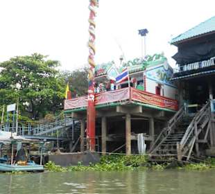 Flußfahrt um die Insel