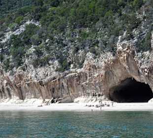 Die Cala Luna vom Wasser aus gesehen