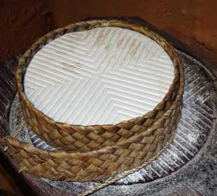Ziegenkäse mit Palmflechtwerk und typischem Dekor