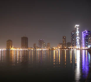 Skyline von Sharjah am Abend