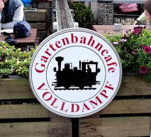 Das Schild des Gartenbahncafés