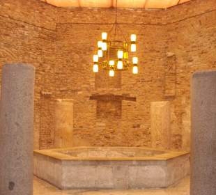 Taufbecken im Bapisterium 