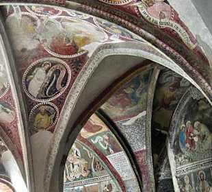 Wundervoll gemalte Fresken