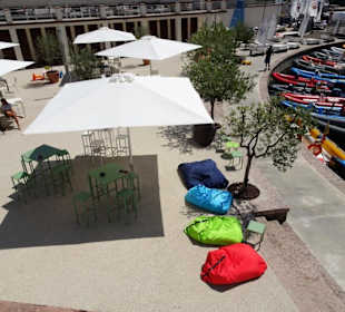 Blick vom Dach auf Tische und Boote