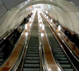 Die extrem langen Rolltreppen der Metro