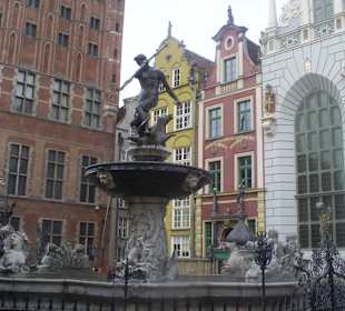 W tle Dwór Artusa i Ratusz