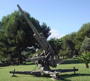 Vor dem Castell stehen alte Geschütze