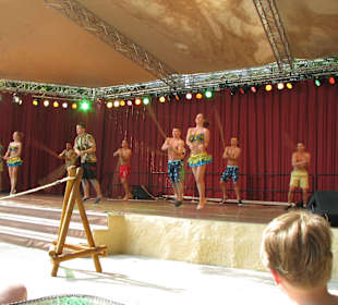 Show auf der Wayang-Bühne im Tropendorf