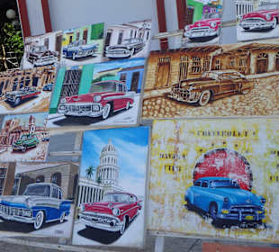 Staffelei mit Gemälden von Oldtimern