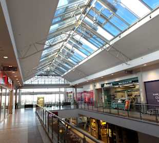 Angenehmes Naturlicht fällt in die Ladenzeilen