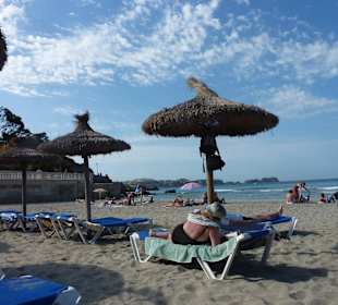 Liegen und Sonnenschutz am Strand
